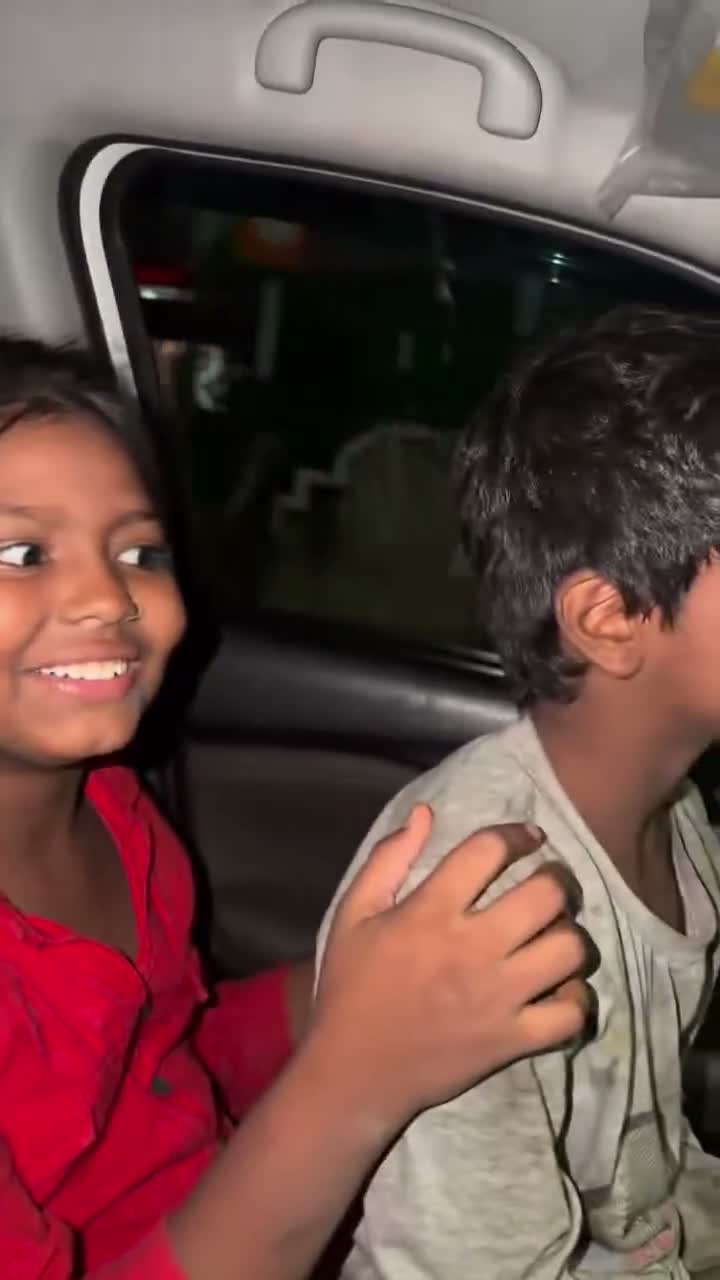 చిన్నారుల ముఖాల్లో కారు తెచ్చిన సంతోషం
