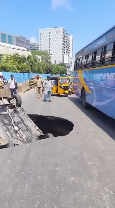 నడిరోడ్డులో గుంత.. కూరుకుపోయిన కారు