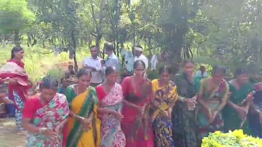 ఉపాధి పనుల దగ్గరే బతుకమ్మ సంబరాలు