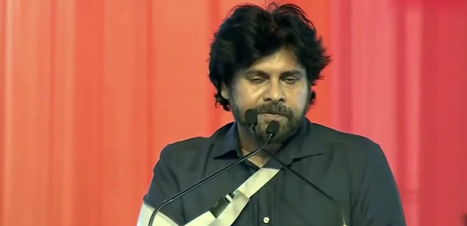 భోగాపురం ఎయిర్‌పోర్ట్ ఓపెనింగ్ సందర్భంగా నిర్వహించిన సభలో డిప్యూటీ సీఎం పవన్ కల్యాణ్ తల్లిదండ్రులకు కీలక సూచనలు చేశారు. 25 ఏళ్లలోపు వయసున్న పిల్లలుండే ఉండే తల్లిదండ్రులు సరైన సంస్కారాలు నేర్పించడం చాలా అవసరమని అన్నారు.