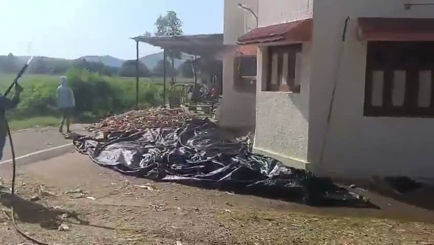 ఫైర్ ఇంజిన్‌తో ఇంటిని కడిగించుకున్న BJP ఎమ్మెల్యే