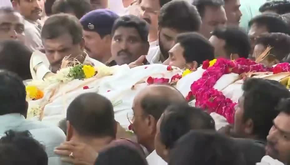 ముద్రగడ పద్మనాభం అంత్యక్రియలు: పాడె మోసిన YS జగన్!