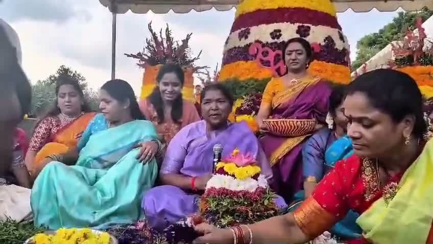 బతుకమ్మ వేడుకల్లో మంత్రి సీతక్క సందడి