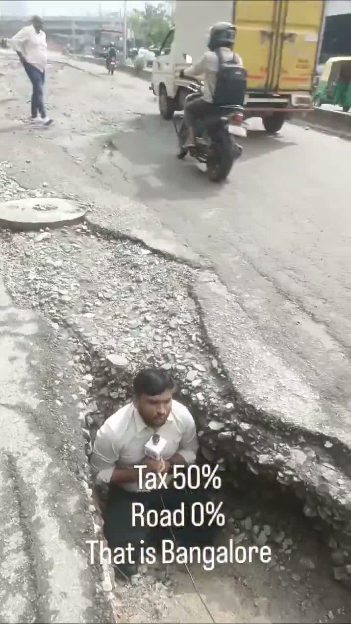 రోడ్డుపై గుంత.. అధికారుల కళ్లకు గంతలు!