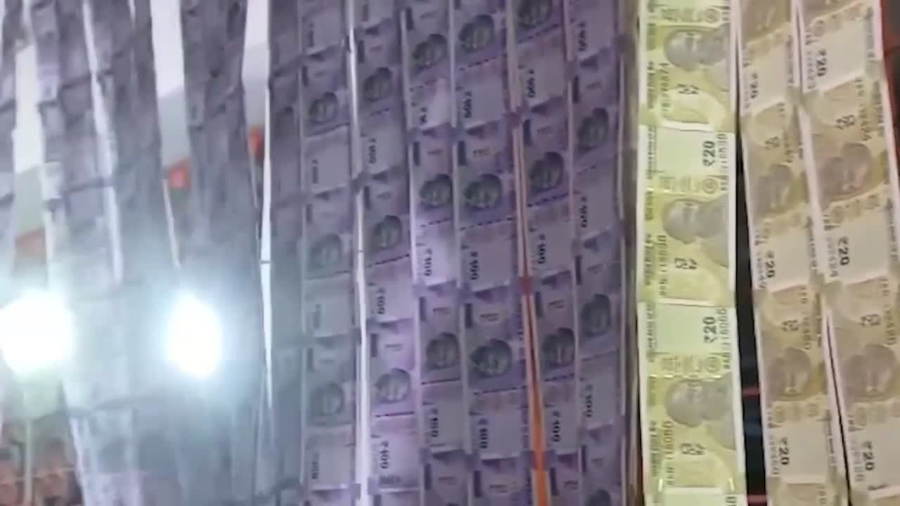 54 లక్షల అలంకరణతో మెరిసిపోతున్న అమ్మవారు!