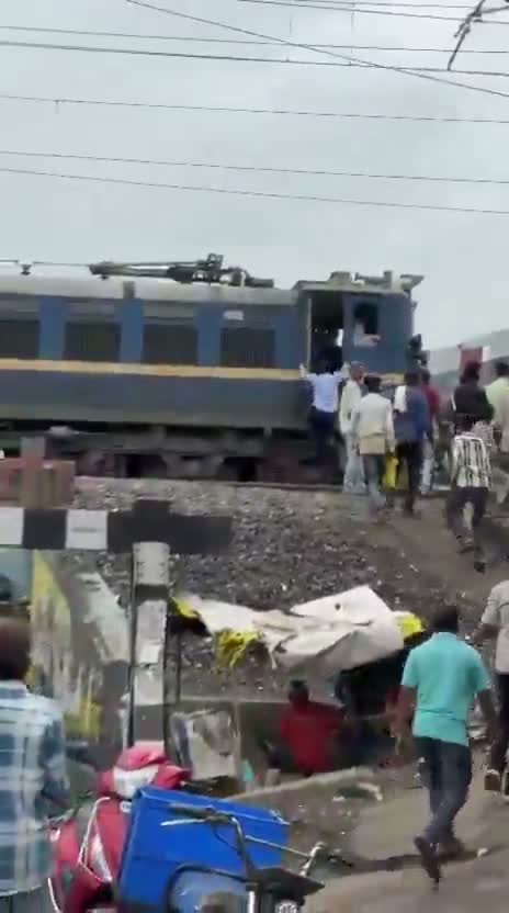 సమోసాల కోసం ట్రైన్ ఆపేశాడు!