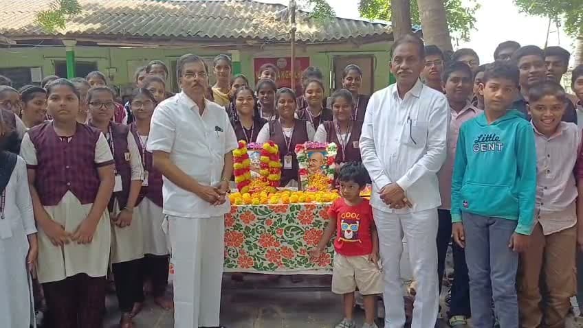 హైస్కూల్‌లో గాంధీ శాస్త్రి జయంతి సెలబ్రేషన్స్