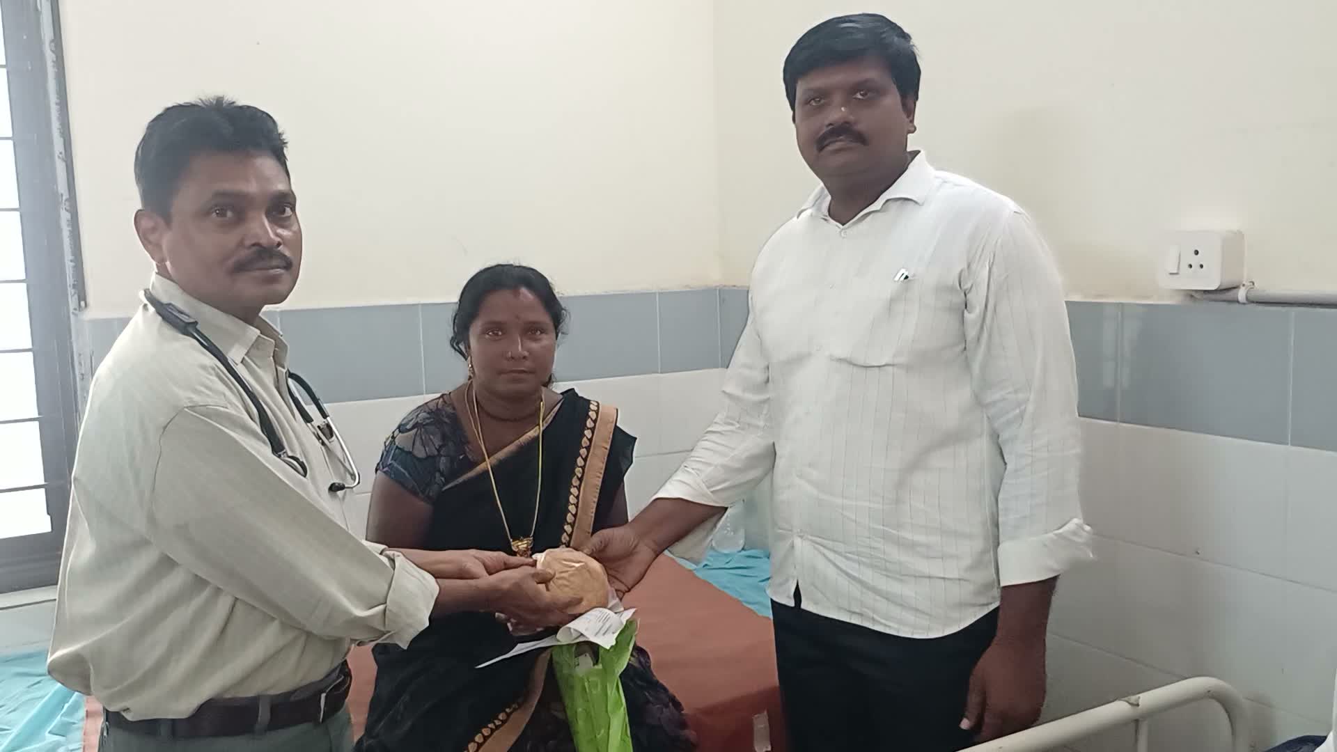 గాంధీ జయంతి.. ఉదయగిరిలో రోగులకు బ్రెడ్ల పంపిణీ!