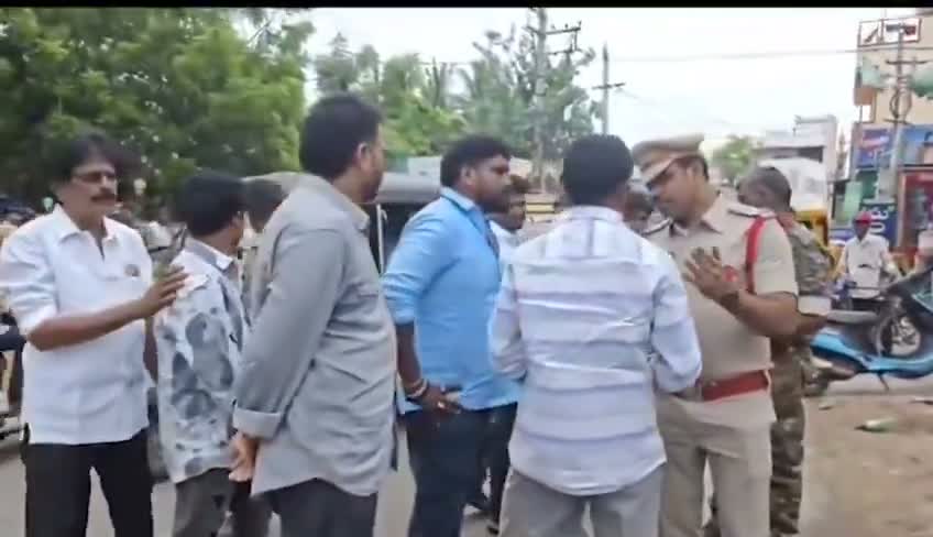 ప్రశ్న రావణ్ కోసం పోలీస్ స్టేషన్‌కు భారీగా చేరుకున్న జనసైనికులు!