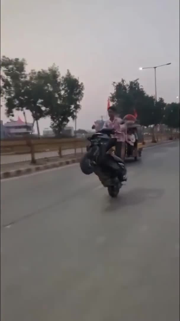 తాడిపత్రిలో చెలరేగుతున్న మైనర్లు !!