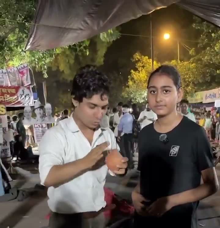 జంతర్ మంతర్ కి పిగ్గీ బ్యాంక్‌తో వచ్చిన చిన్నారి!