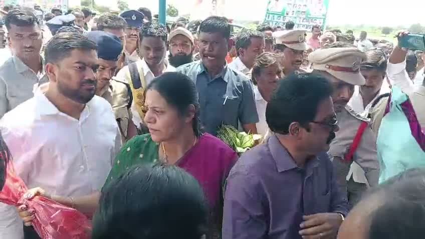 మంత్రులకు అధికారుల ఘన స్వాగతం