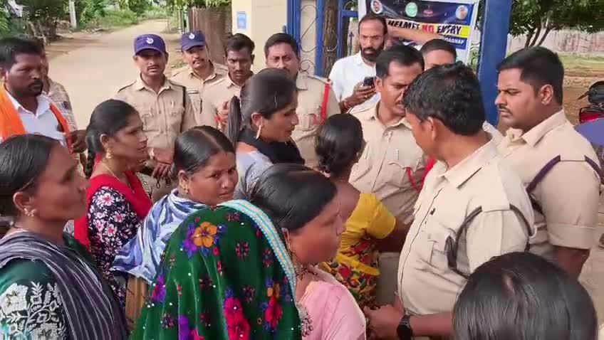 కోడేరు పోలీస్‌ స్టేషన్‌లో ఉద్రిక్తత