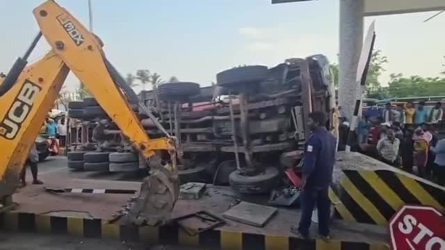 కారుపైకి ఫ్లయ్ యాష్ ట్యాంకర్ బోల్తా !! ఒకరి మృతి