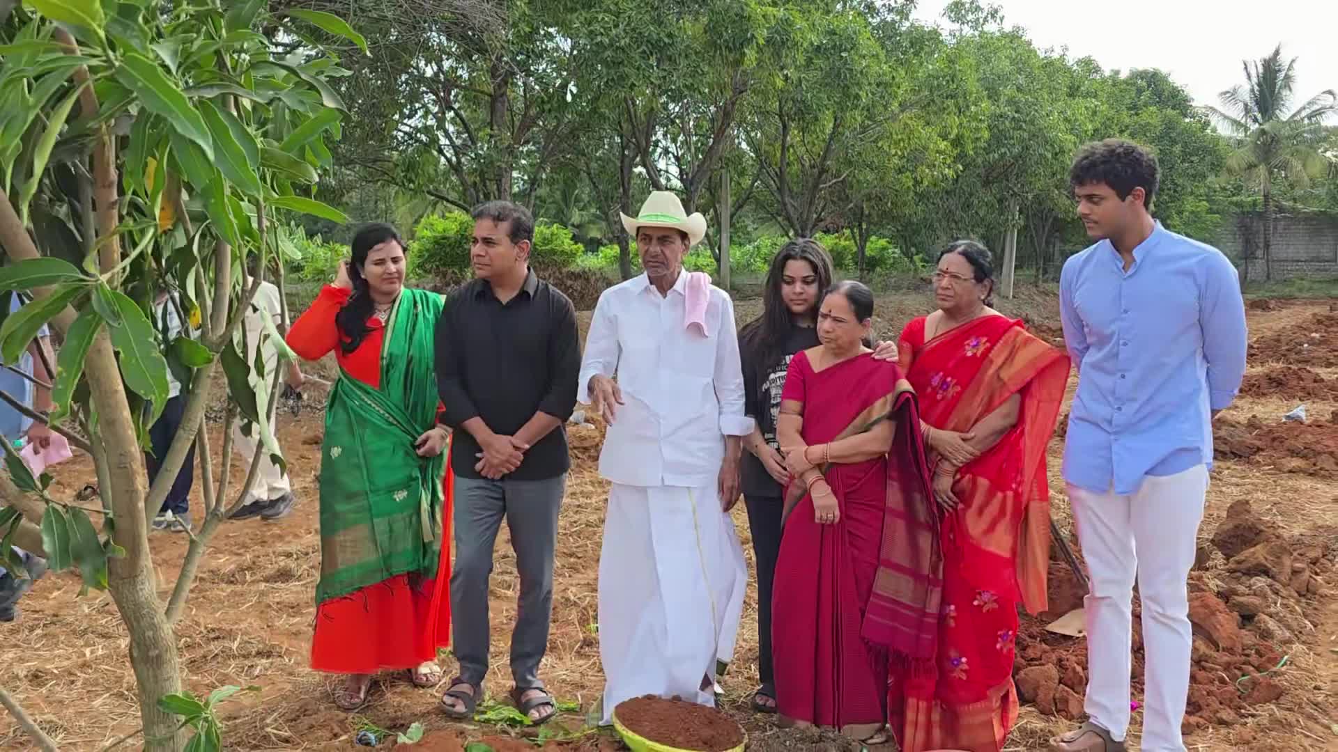 KCRతో కలిసి KTR బర్త్‌డే సెలబ్రేషన్స్..