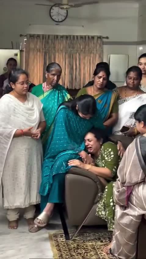 తండ్రి అంత్యక్రియలను టీవీలో చూస్తూ ముద్రగడ కుమార్తె కన్నీటి పర్యంతం !