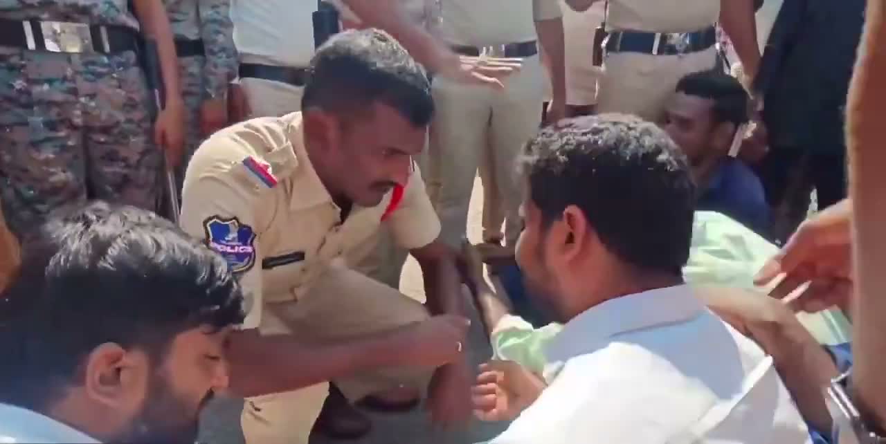 గోదావరి నీళ్ల కోసం రైతుల ధర్నా