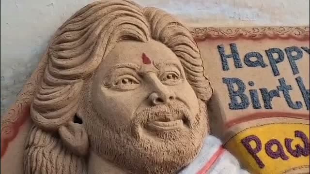 ఇసుకతో పవన్ రూపం.. వినూత్న శుభాకాంక్షలు!