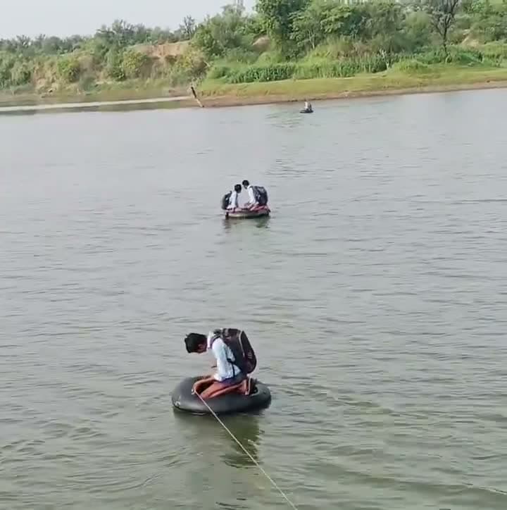 చదువు కోసం ప్రాణాలు రిస్క్ లో పెడుతున్న స్కూల్ స్టూడెంట్స్!