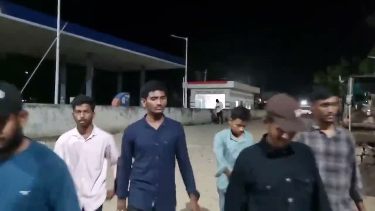 హాస్టల్‌లో ఉండలేక బయటకు వచ్చిన విద్యార్థులు