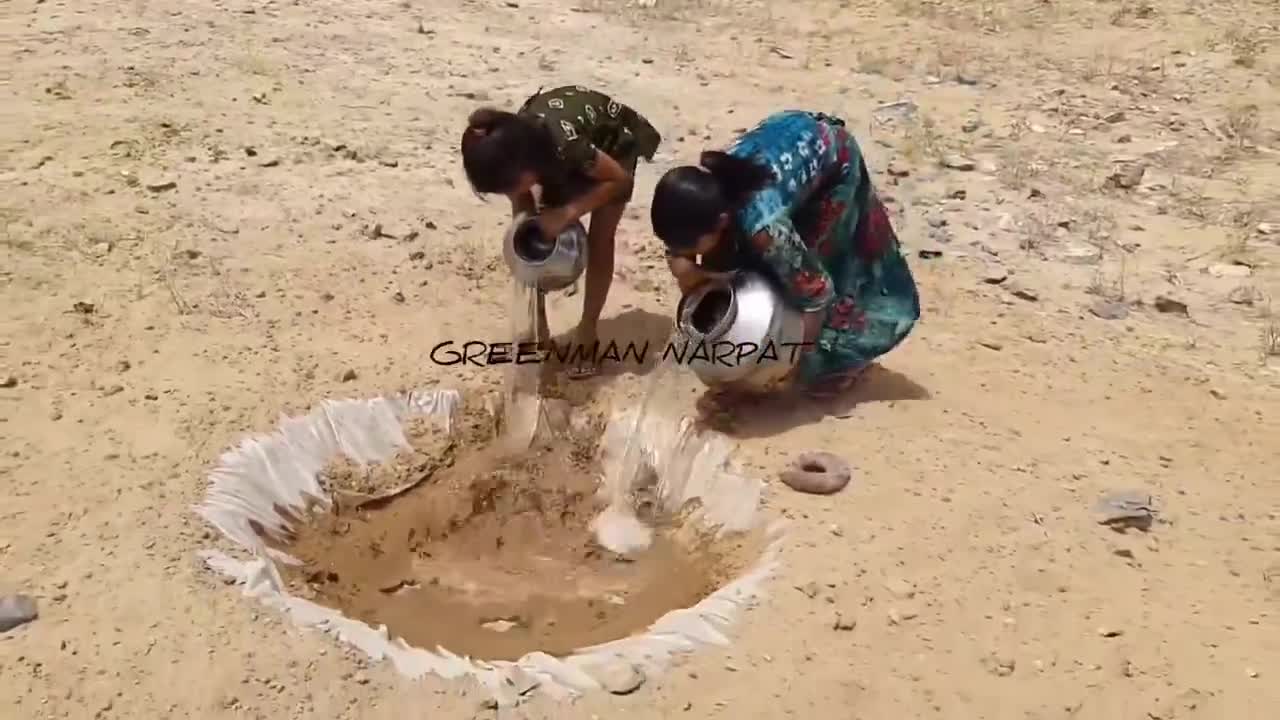 ఎడారిలో మానవత్వం: మూగజీవాల దాహం తీరుస్తున్న చిన్నారులు!