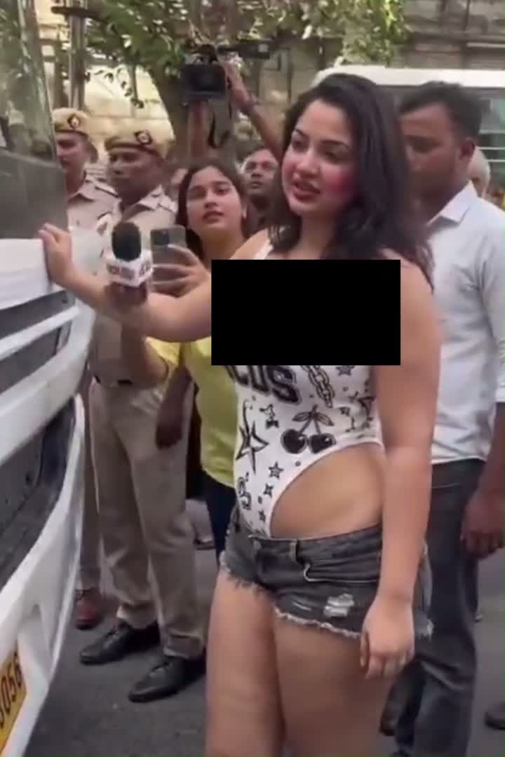 ఆ మహిళా ప్రొటెస్టర్ ఎవరు?