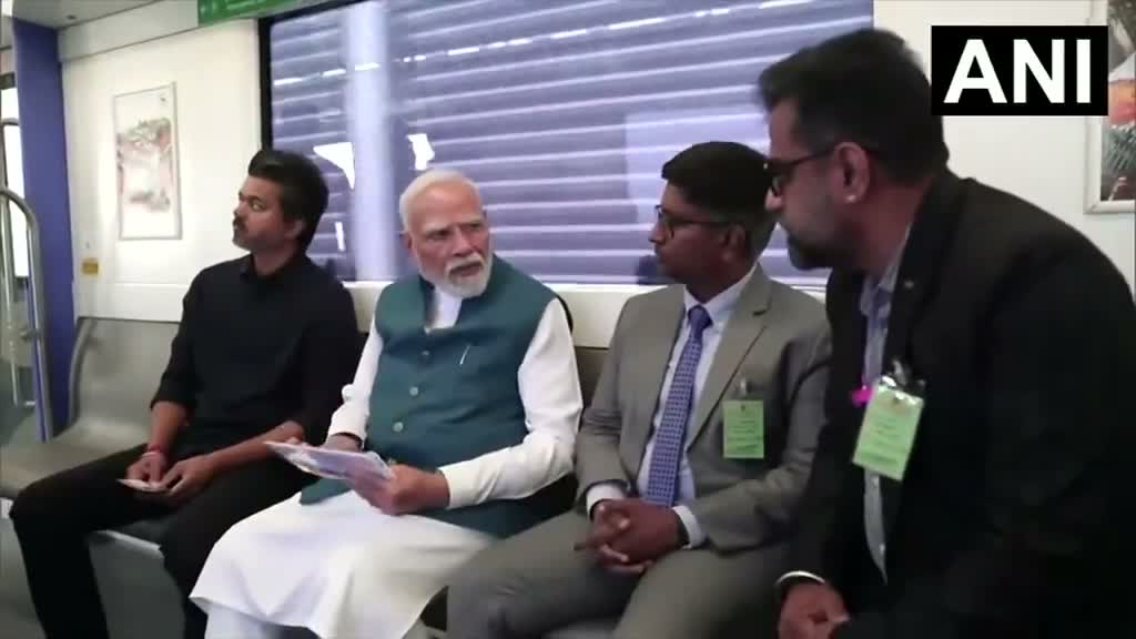 మెట్రో ట్రైన్‌లో మోదీతో సిఎం విజయ్