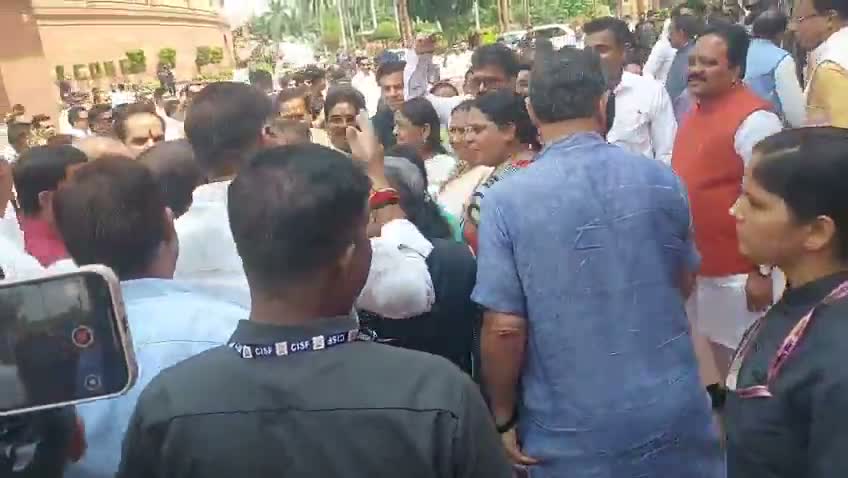ధర్మేంద్ర ప్రధాన్ రిజైన్ తర్వాత తొలిసారి పార్లమెంట్‌కు!
