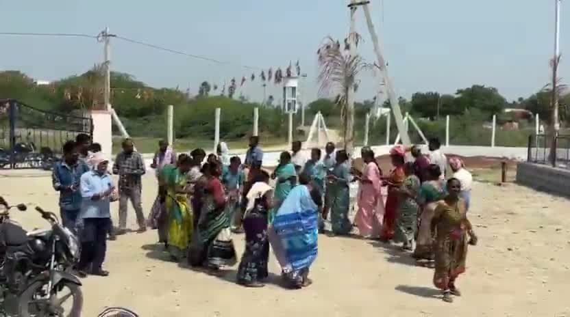సబ్‌స్టేషన్‌ ముందు బతుకమ్మ ఎందుకంటే?