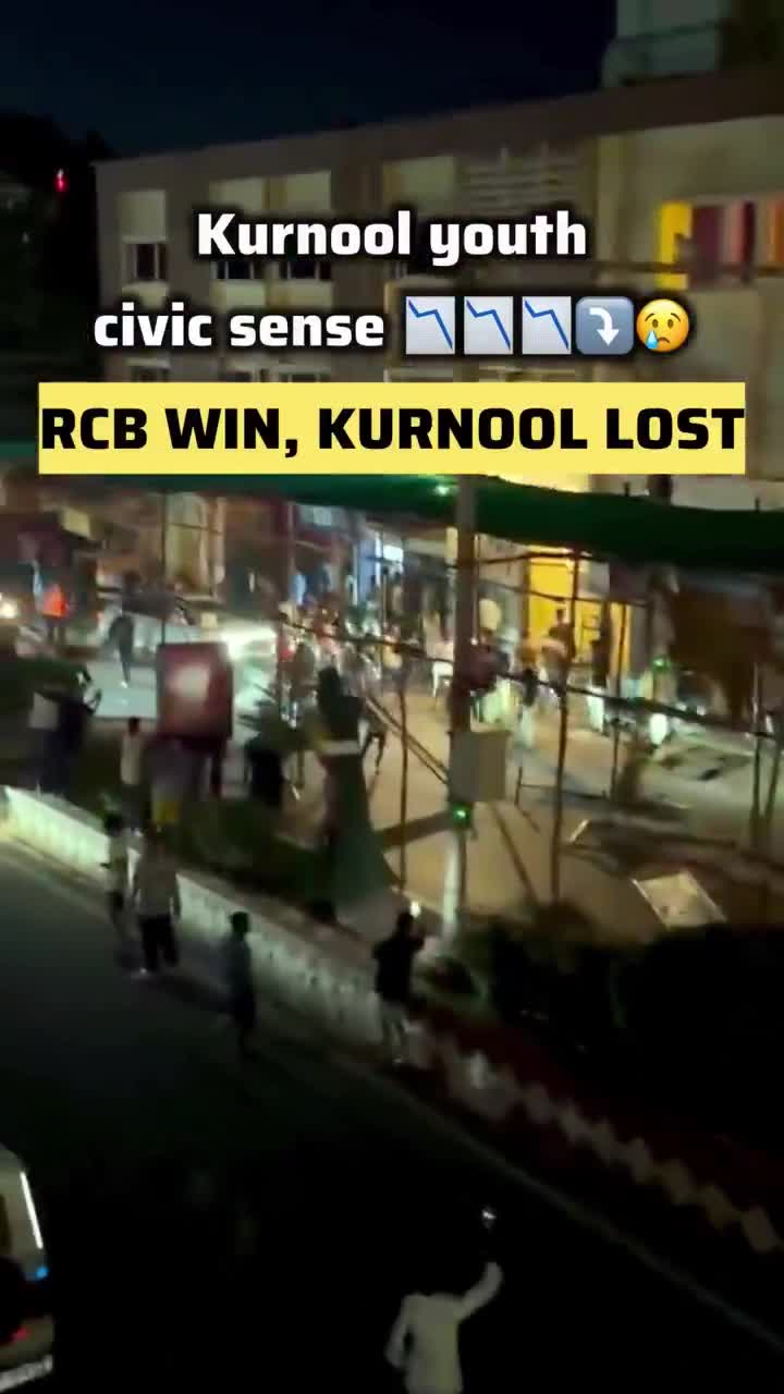 రోడ్లపై RCB ఫ్యాన్స్ ఓవర్ యాక్షన్.. హద్దులు దాటిన అభిమానం!