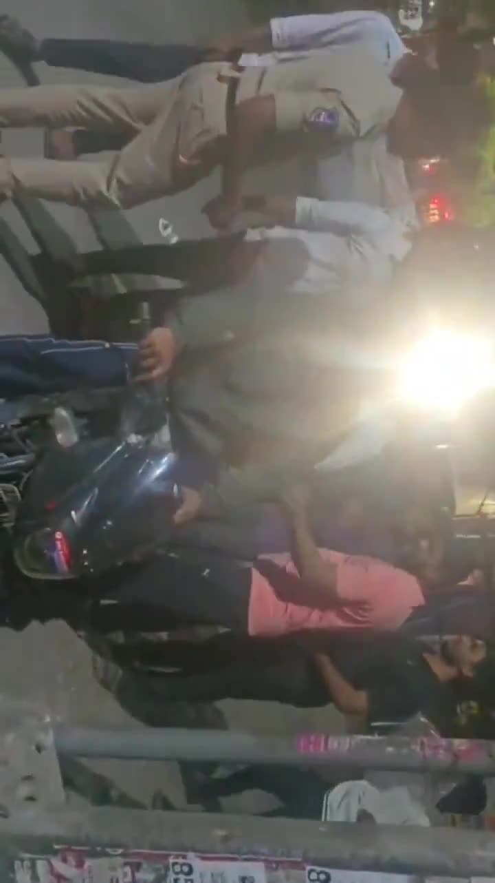 పోలీసులనే ఎదిరించిన గంజాయి బ్యాచ్!