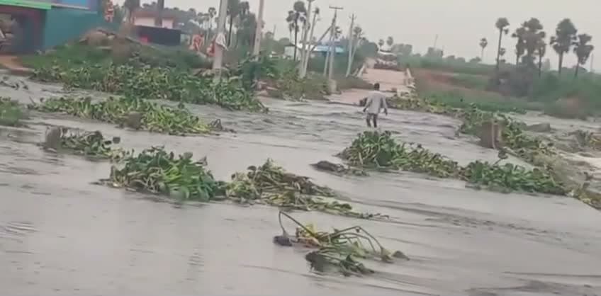 ఉప్పొంగిన వాగు.. రాకపోకలు బంద్