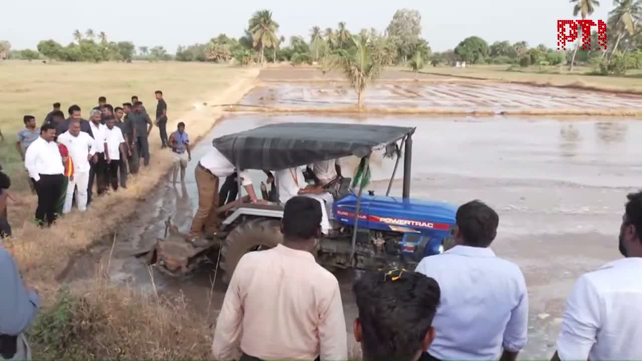 విజయ్ ట్రాక్టర్ డ్రైవ్.. వైరల్