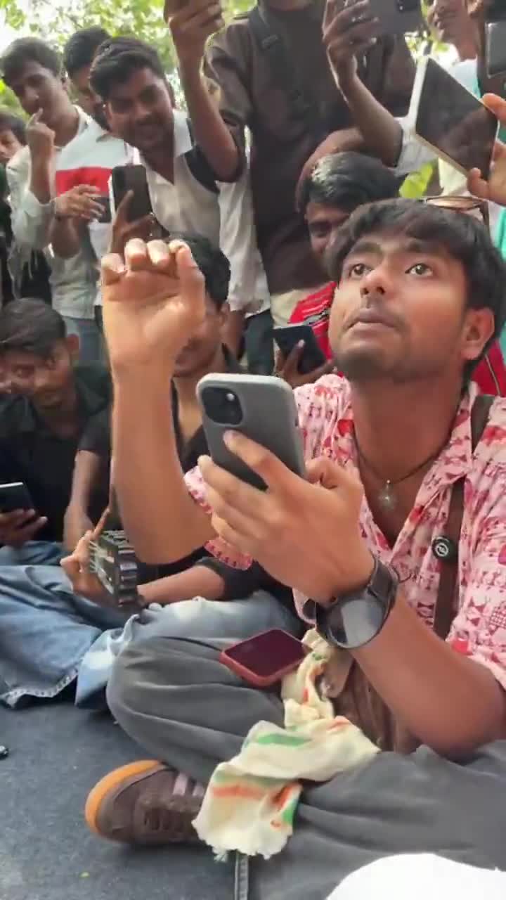 మూడో రోజుకు చేరిన కాక్రోచెస్ ప్రొటెస్ట్!