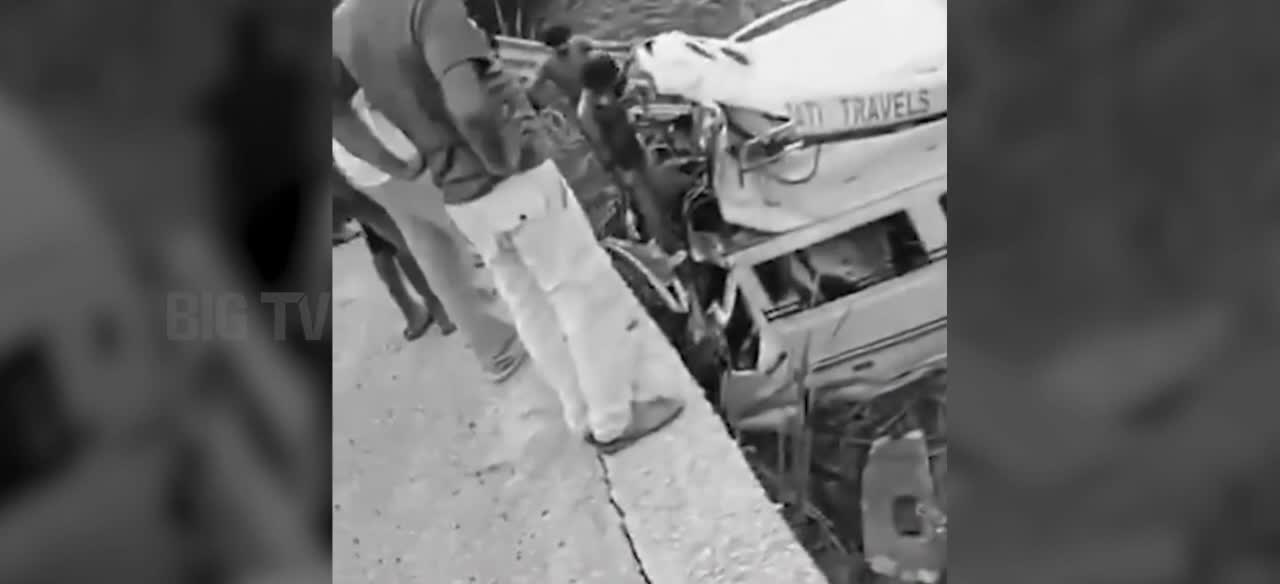 కాలువలో పడిన మినీ బస్సు.. ఏడుగురు మృతి