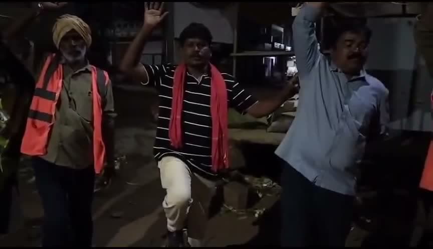 ఒంటికాలిపై మున్సిపల్ కార్మికుల నిరసన