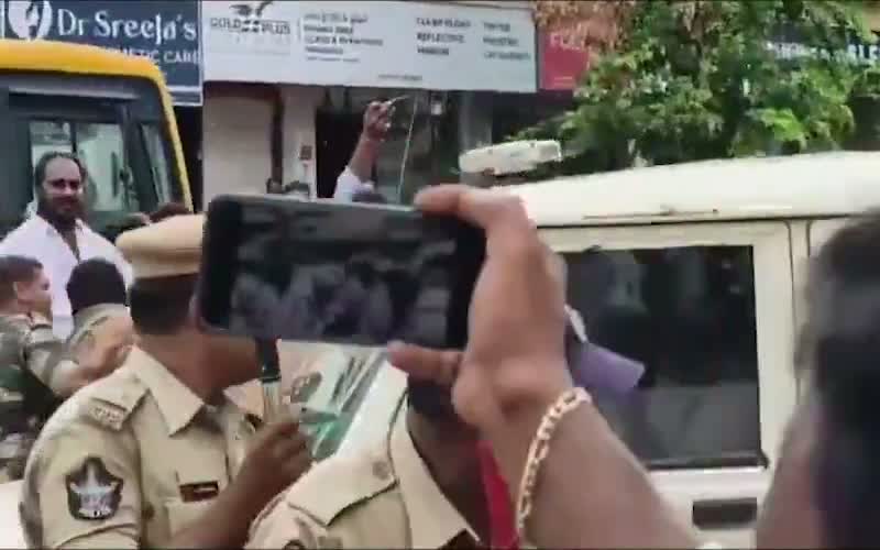 ప్రశ్న రావణ్ అరెస్ట్.. విధుల్లో ఉన్న పోలీసులపై దాడి!