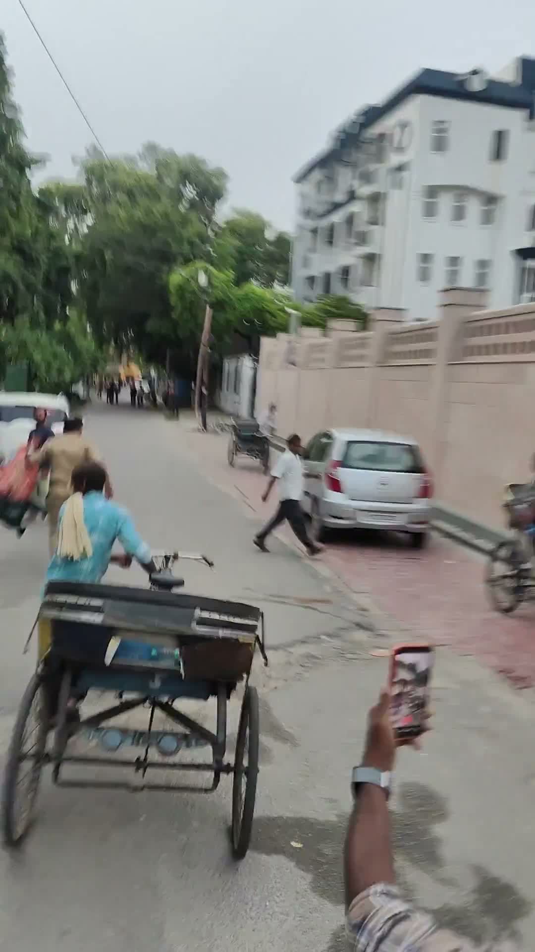 'కంగనా రనౌత్' దిష్టిబొమ్మను ఎత్తుకెళ్లిన పోలీస్!