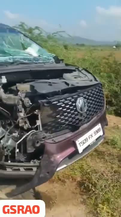 టైరు పేలి ట్రాక్టర్‌ను ఢీకొట్టిన కారు
