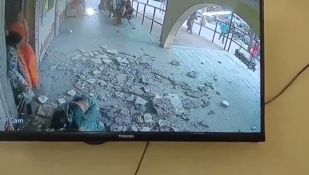 ఆసుపత్రిలో కూలిన పైకప్పు భాగం
