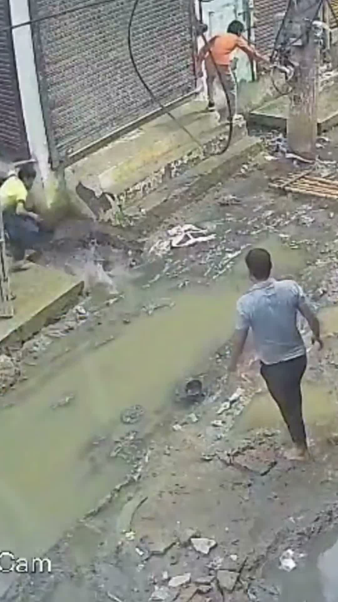మున్సిపల్ అధికారుల నిర్లక్ష్యం? డ్రెయిన్‌లో పడిన బాలుడు!