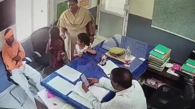 పోలీస్ స్టేషన్ లో కన్న పిల్లలను వదిలేసి పారిపోయిన పేరెంట్స్!
