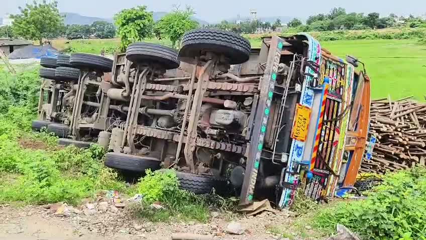 నిద్రమత్తులో డ్రైవింగ్.. బోల్తా కొట్టిన సుబాబుల్ లారీ
