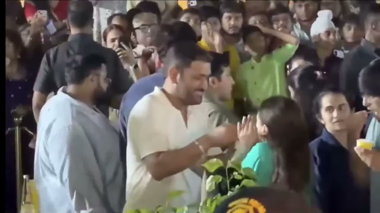 భార్యను ఆటపట్టించిన ధోని (Video)