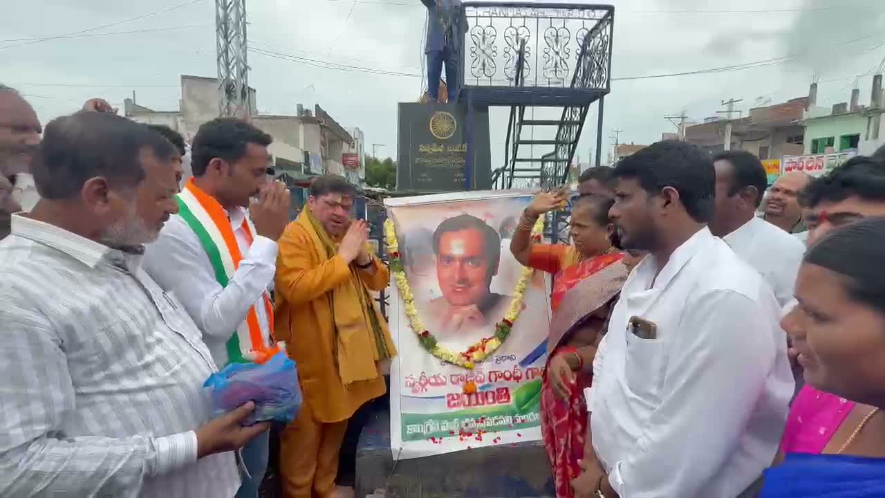 రాజీవ్ గాంధీ ఆశయాలను ముందుకు తీసుకెళ్లాలి: పొన్నం