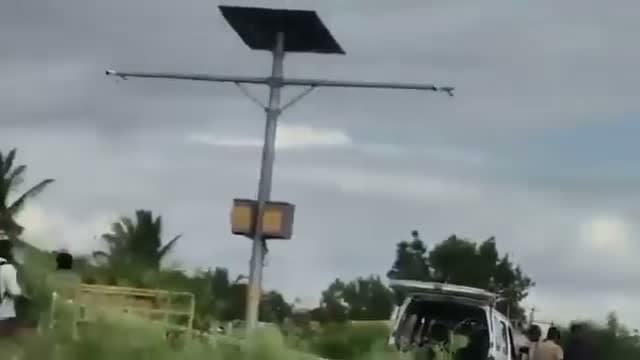 మూవింగ్ క్యాబ్‌లో బాంబ్ బ్లాస్ట్!