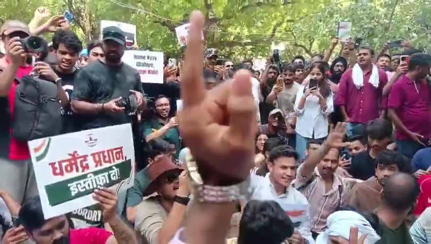 భారీ సెక్యూరిటీ మధ్య కాక్రోచ్ పార్టీ ప్రొటెస్ట్!