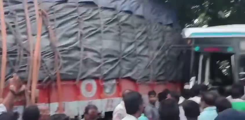 కొండగట్టు దగ్గర ఘోర ప్రమాదం.. 20 మందికి తీవ్ర గాయాలు!