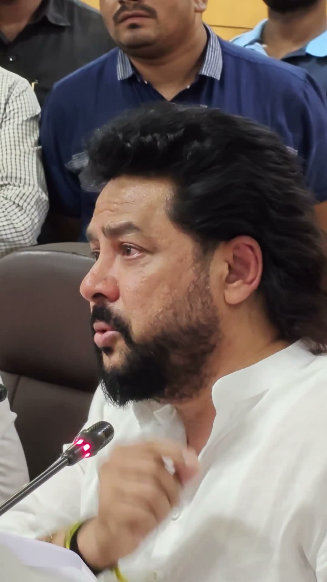 కర్ణాటక మంత్రి రాజీనామా..ఆపై కన్నీళ్లు