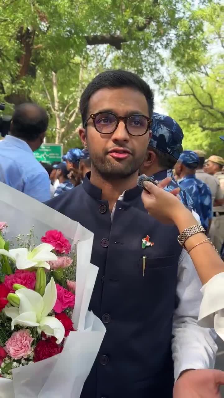 Flowers తో కాక్రోచెస్ ప్రొటెస్ట్!